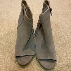 kenneth cole reaction fringe open toed heel